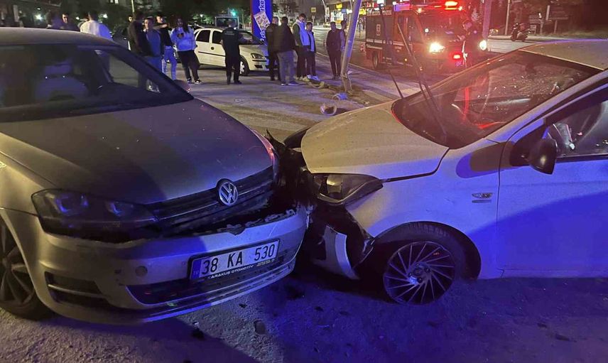 Niğde'de direğe çarpan otomobil park halindeki araca çarptı: sürücü yaralandı