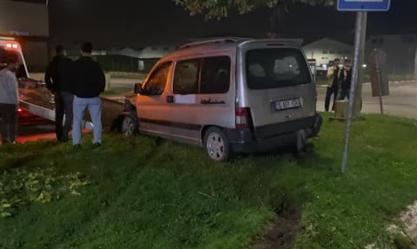 İnegöl'de yağışlı zeminde savrulan hafif ticari araç ağaca çarptı