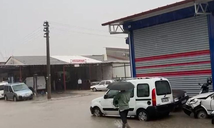 Fethiye'de sokaklar göle döndü: araçlar ve esnaf zor anlar yaşadı