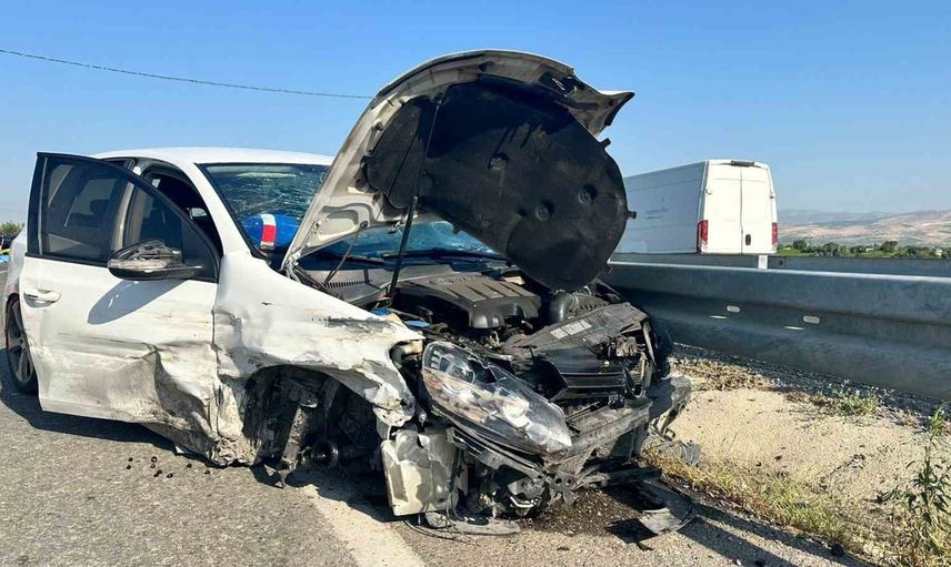 alaşehir'de otomobil motosiklete arkadan çarptı: 1 ölü, 3 yaralı