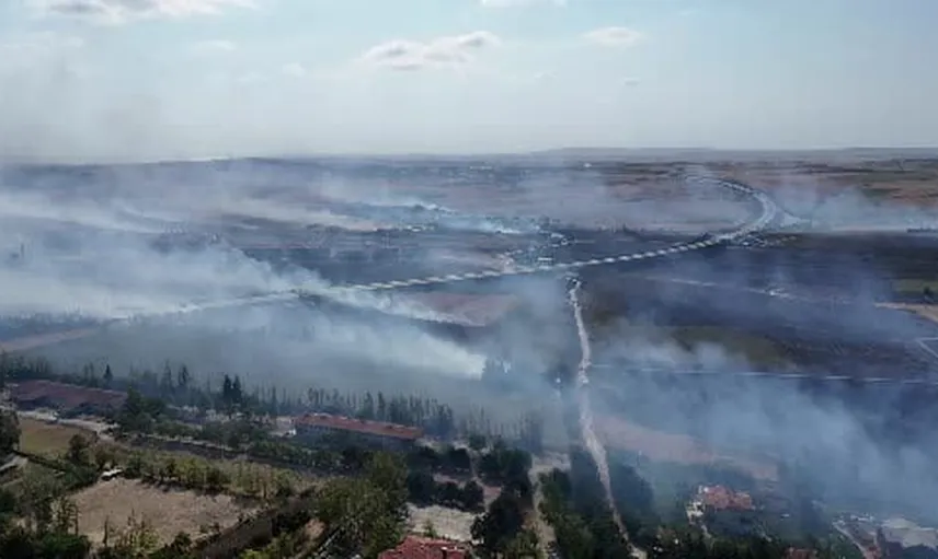Silivri Akören'de rüzgarla yayılan tarla yangını Tem otoyolunu kapattı