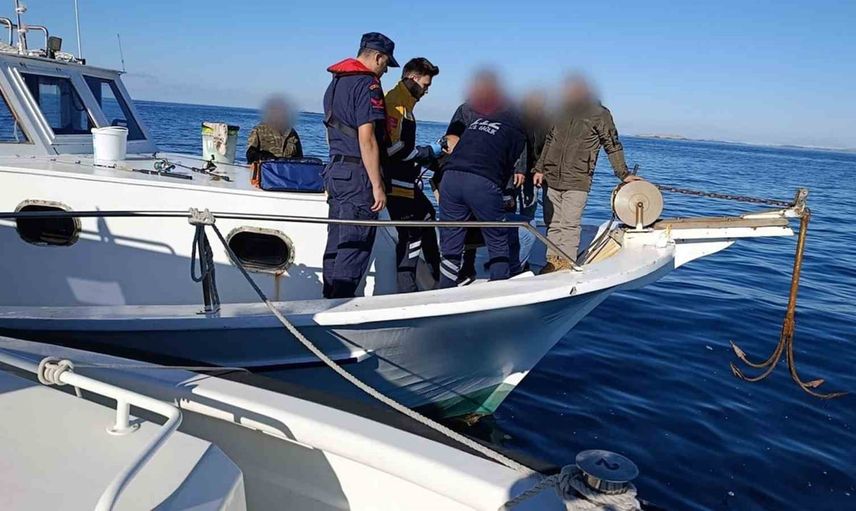 Milas açıklarında denizden tahliye: yolcu kıyıda bekleyen 112'ye teslim edildi