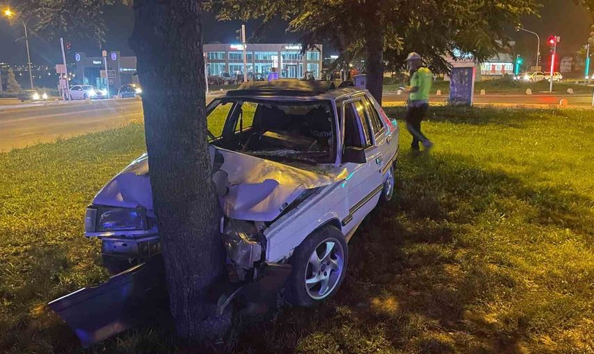 Karaman'da virajı alamayan otomobil refüjdeki ağaca çarptı