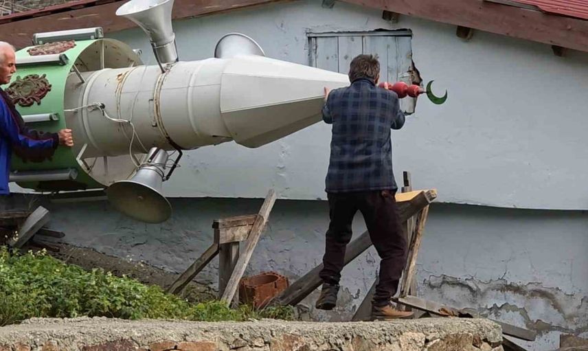 Yaylada pratik çözüm: minare teleferikle yere yatırıldı