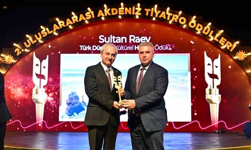 Kepez'de perdeler açıldı: Uluslararası Akdeniz Tiyatro Ödülleri ikinci yılında buluştu