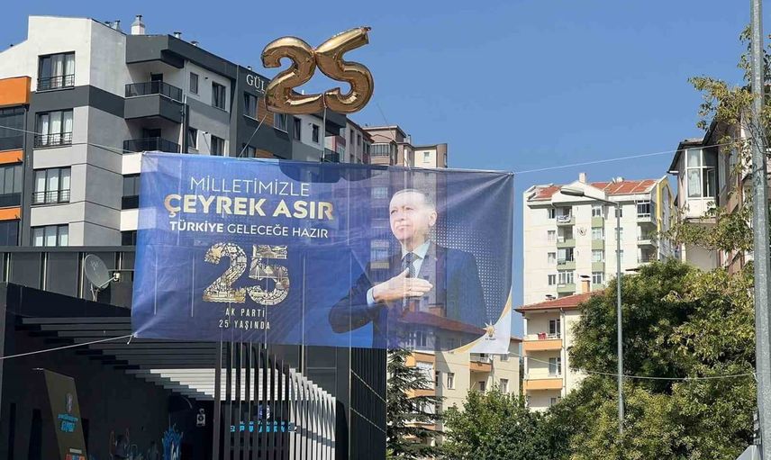 Talas'ta AK Parti'nin 25. yıl coşkusu ilçe merkezini renklendirdi