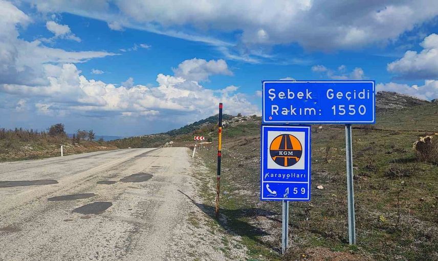 Şebek geçidinde sonbaharın renkleriyle yükselen bin 550 rakımlı manzara