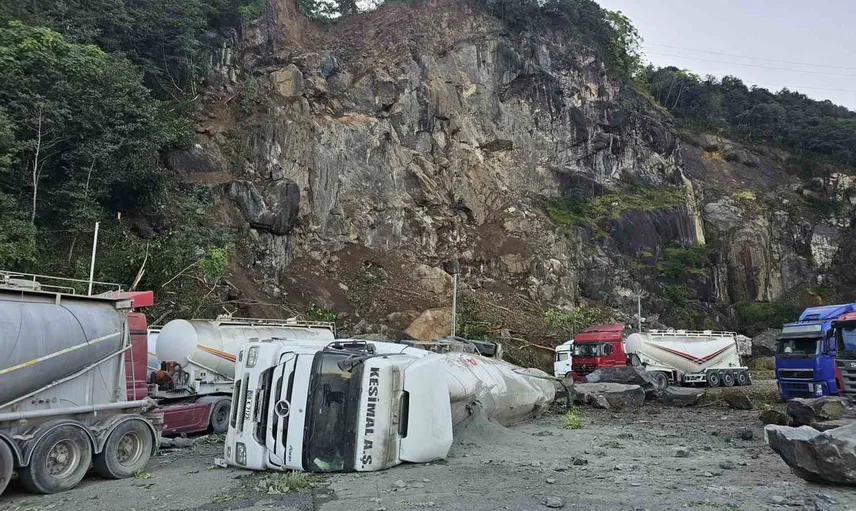 Hopa'da Esenkıyı tır parkını boğan kaya parçaları havadan görüntülendi