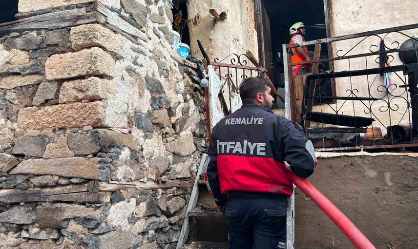 Erzincan Kemaliye'de kırsal yangın: Kışlacık'ta 8 ev ağır hasar aldı