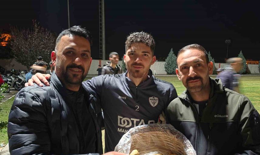 Taraftarın meşaleli gecesi: Nazilli Şehir futbolcularına baklava ve Aydın inciri morali