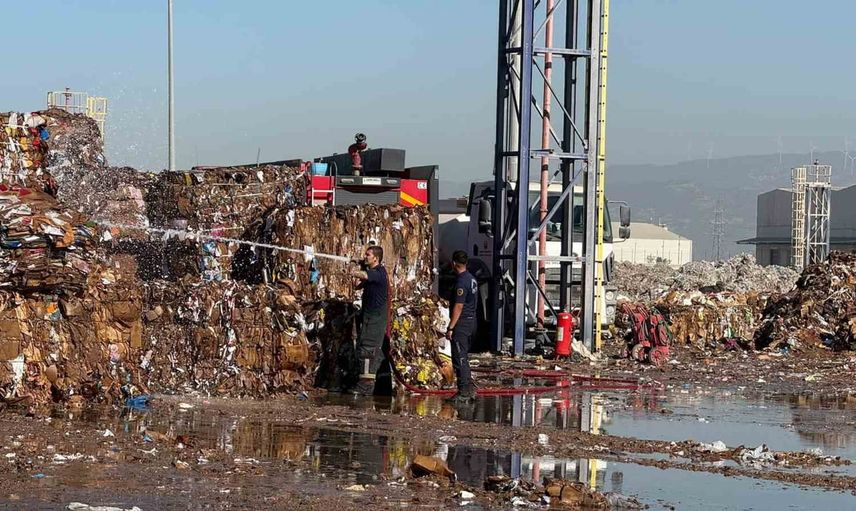 Söke'de KİPAŞ kağıt fabrikasında çıkan yangın itfaiye ekiplerinin müdahalesiyle kontrol altına alındı