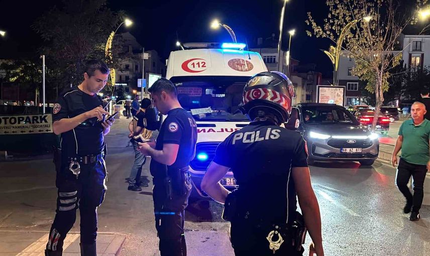 Karnından yaralanan kişi sokakta soyunup polise güçlük çıkardı