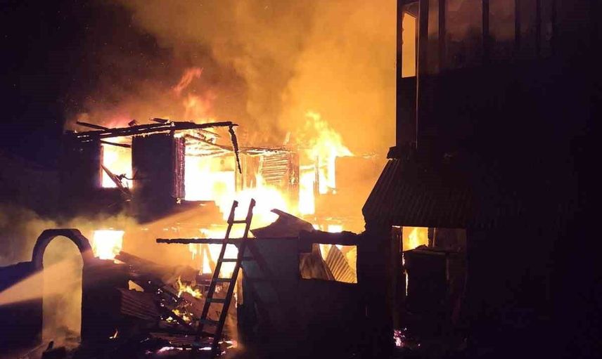 Samanlık alevleri Kalaç'ta bitişikteki evi sardı