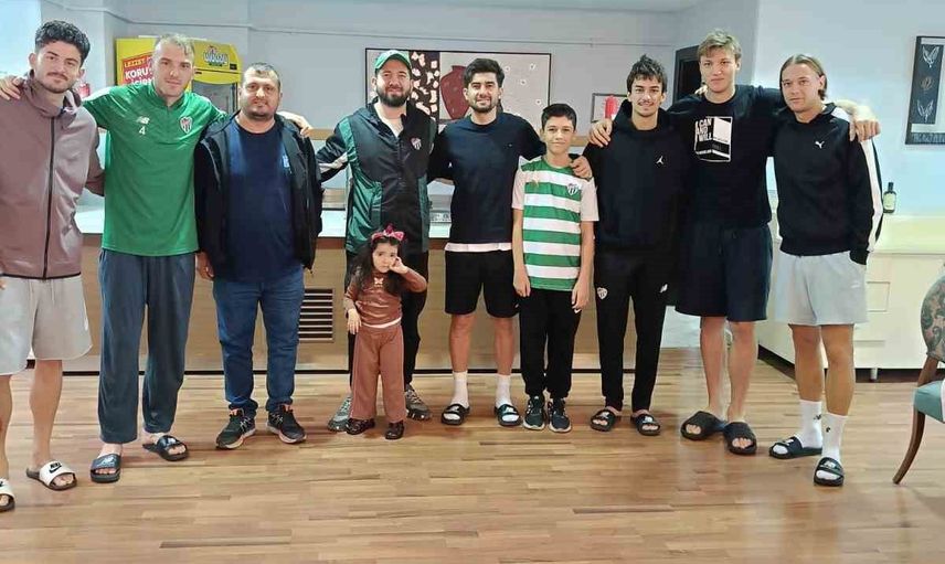 Karacabeyli taraftarın karpuzlu jesti Bursaspor tesislerinde karşılık buldu