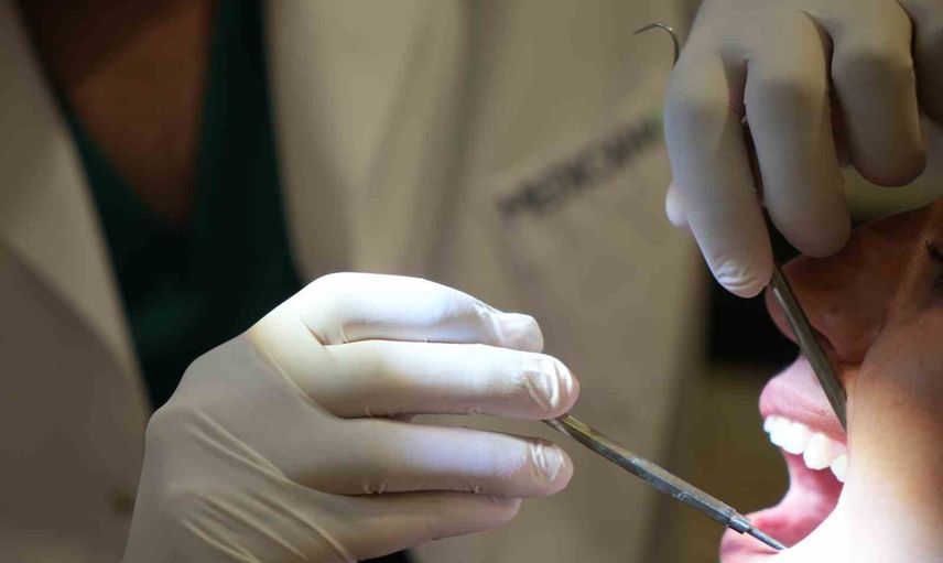 Çene kaybı implantı engellemiyor: doğru yöntemlerle tedavi mümkün