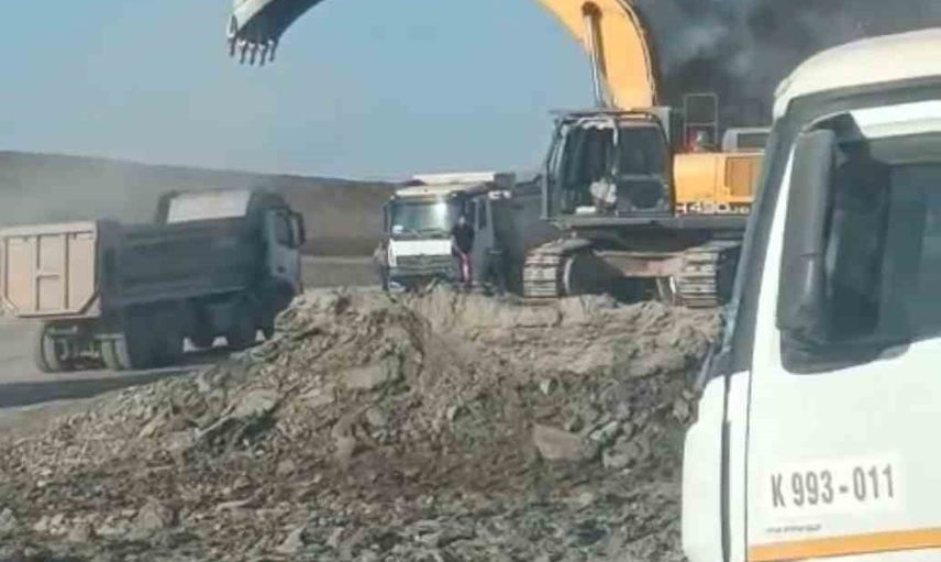 Siirt'te ray inşaatında iş makinesi yandı