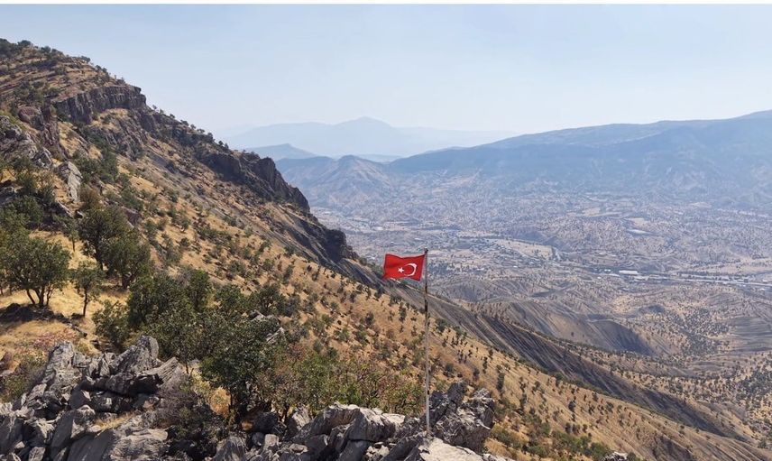 Muhabir zirvedeki yıpranmış bayrağı kendi imkânlarıyla yeniledi