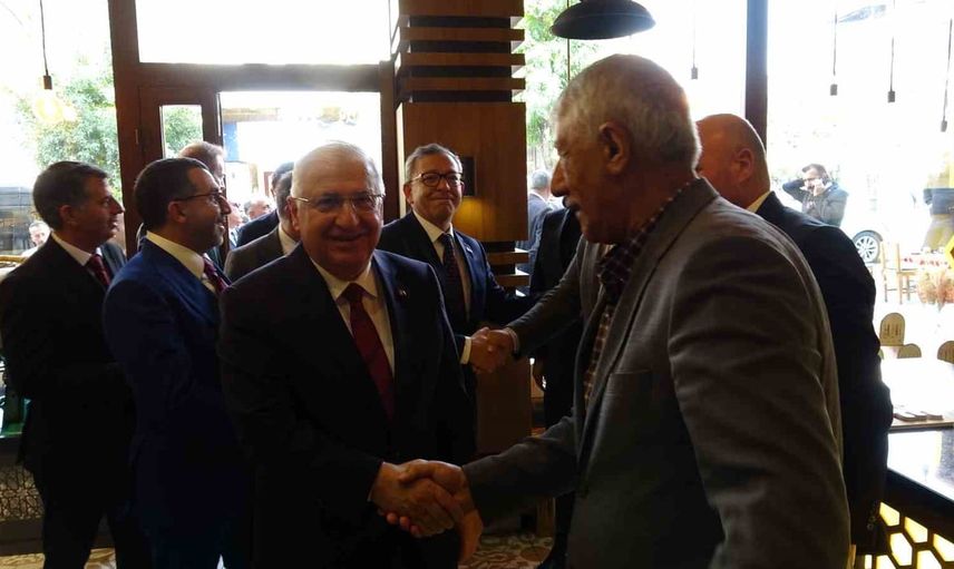 Kars sokaklarında esnafla buluşma: Yaşar Güler kaşar ikramını kabul etti