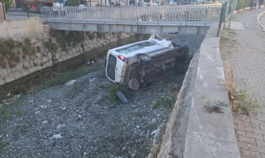 Nakil minibüsü köprüye çarparak çaya düştü