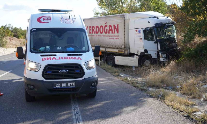 Tır kuyruğunda çarpışma: Edirne'de tır ve kamyonet devrildi, 4 kişi yaralandı