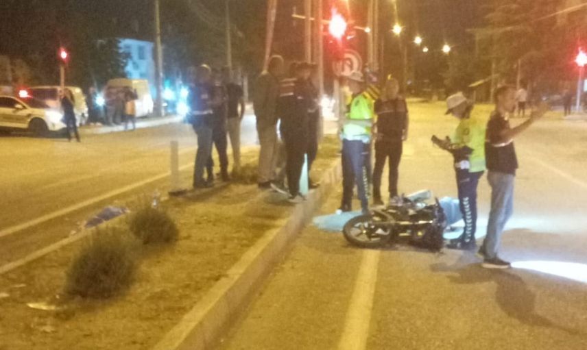 Konya Hüyük'te kavşak çarpışması: motosikletteki iki kişi yaralandı
