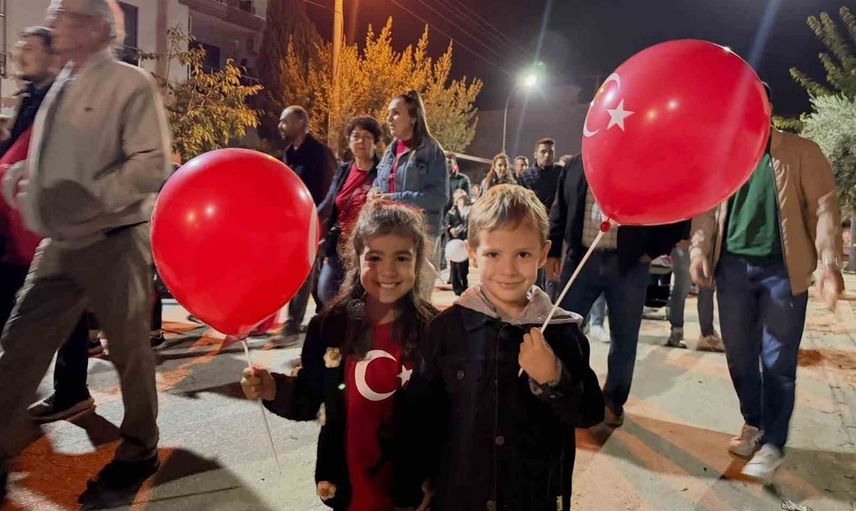 Sarıgöl’de ışıklar ve bayraklarla 103. yıl coşkusu