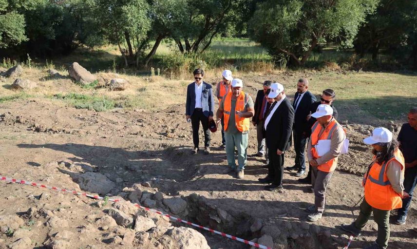 Rektör Hacımüftüoğlu Parmaksız Kale Höyük'te kazı çalışmalarını yerinde inceledi
