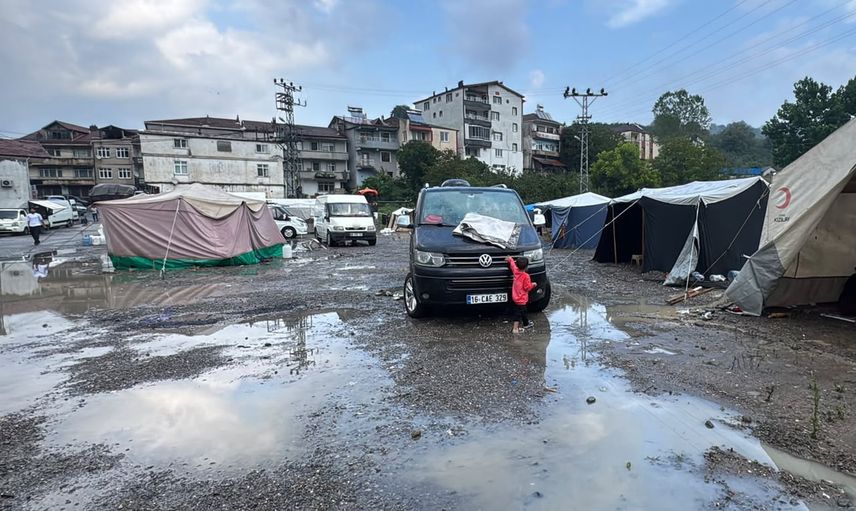 Alaplı’da fındık sezonunda yağmur mağduriyeti: mevsimlik işçilerin çadırları suya kapandı