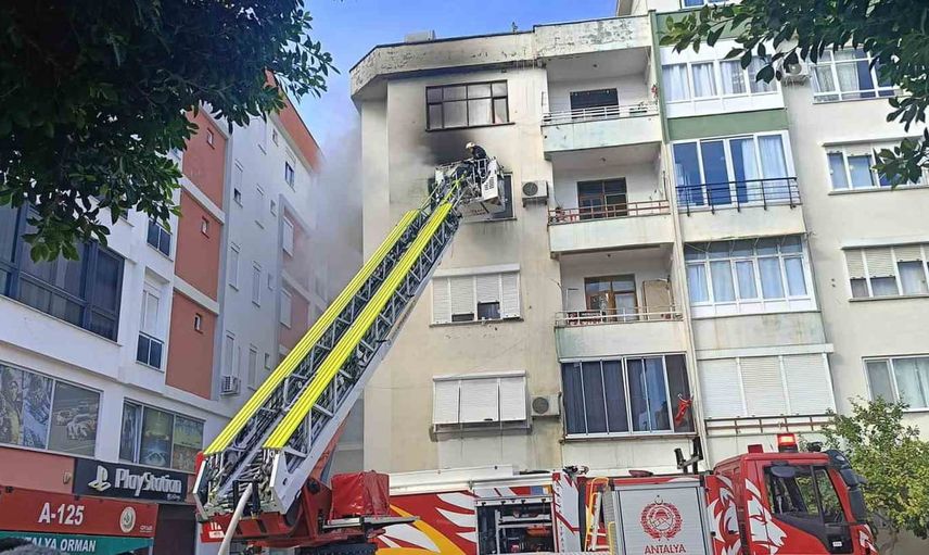 Kumluca'da daire yangını: park halindeki araçlar müdahaleyi zorladı