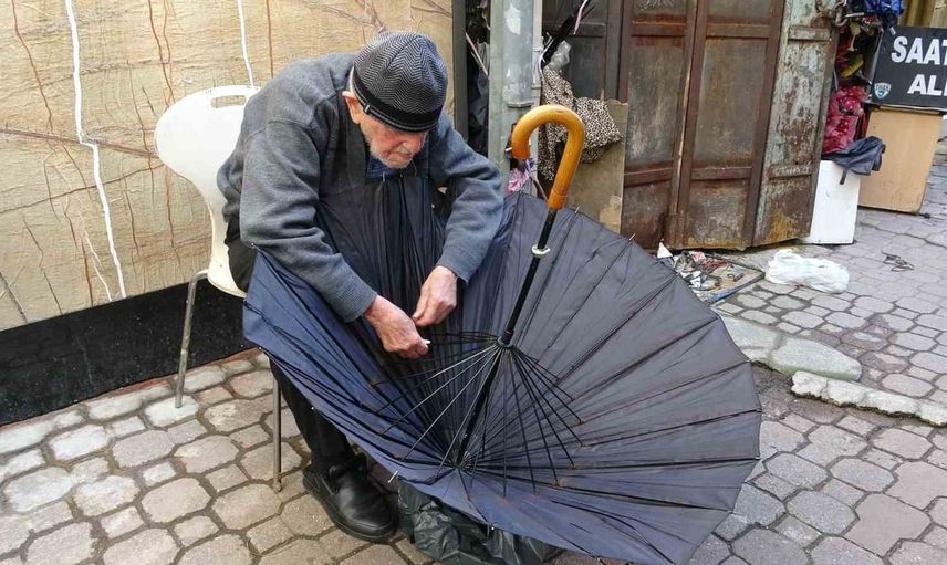 Tezgâhına geri döndü: 97 yaşındaki şemsiye ustası şemsiyelere ikinci bahar yaşatıyor