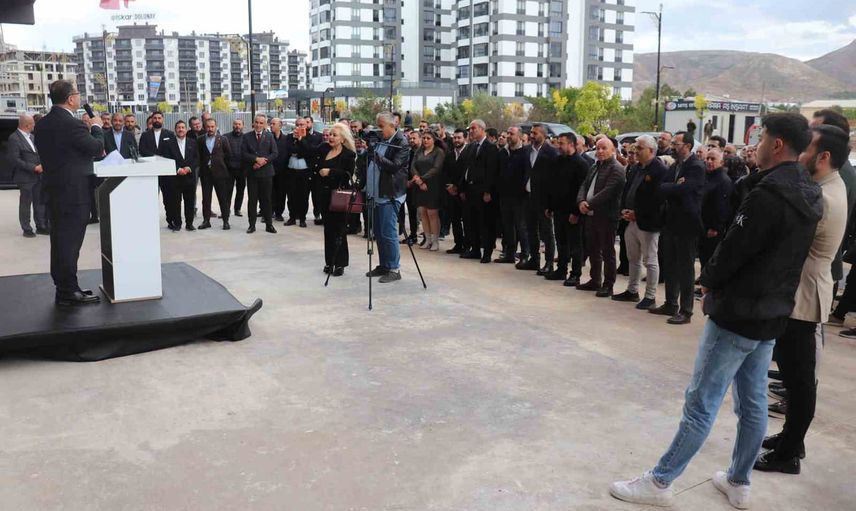 Üyelerin yanında bir merkez: Mustafa Eken'in seçim ofisi açıldı