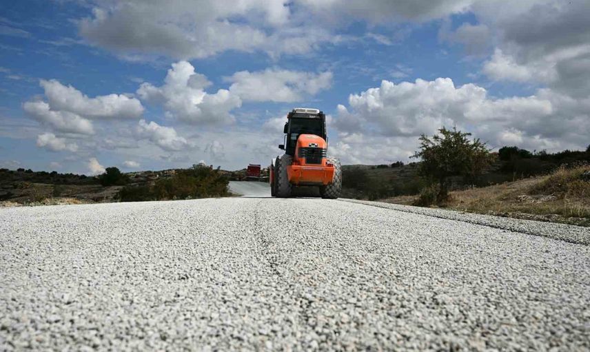 Kula'da Aktaş-Evciler hattı yenileniyor: 20 kilometre tamamlandı, kalan 10 günde bitecek