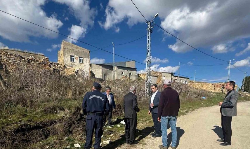 Kaymakam Ahat köy odalarında talepleri dinledi ve çalışmaları değerlendirdi