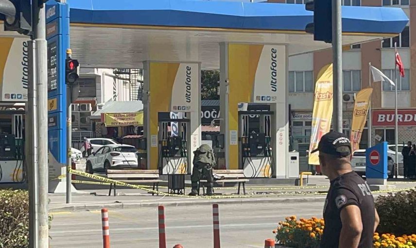 Bomba paniği caddeyi kilitledi: boş çantadan kadın kıyafetleri çıktı