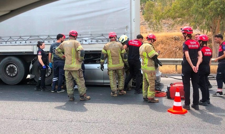 Torbalı'da tır dorsesine arkadan çarpan sürücü yaşamını yitirdi