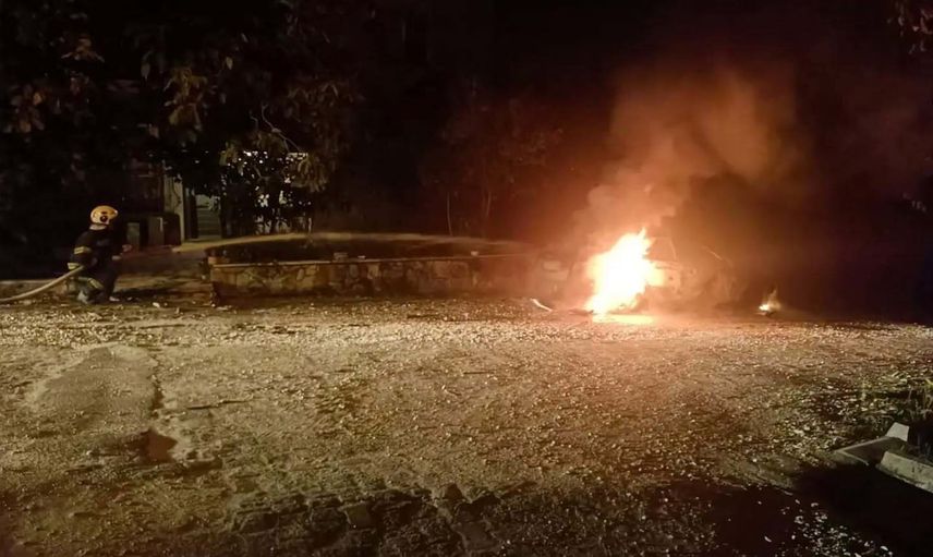Pamukkale'de park halindeki araç alev aldı, itfaiye söndürdü