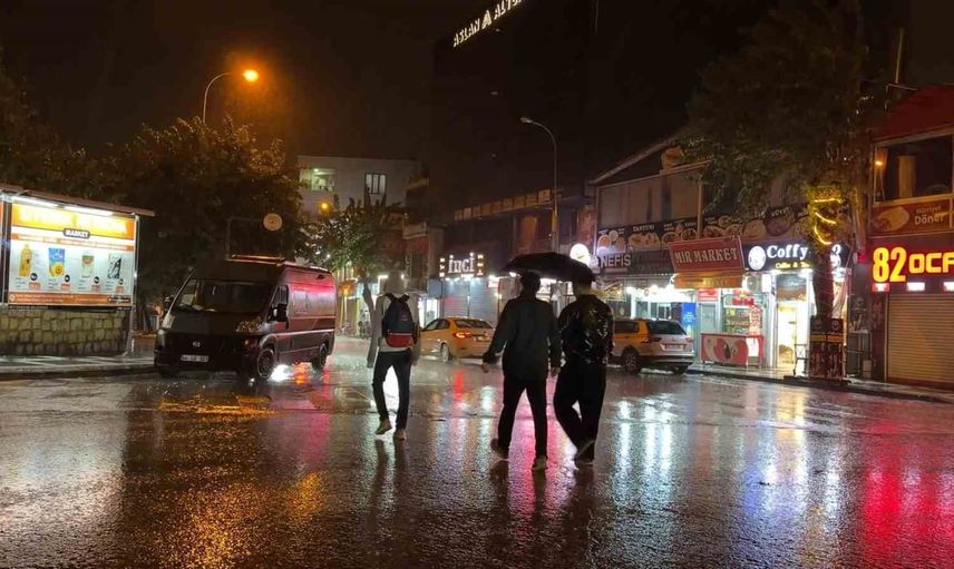 Siverek'te gece çöken sağanak sokakları suyla kapladı, bir ev zarar gördü