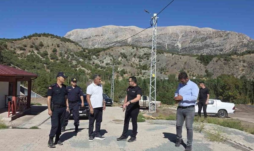 Kaymakam Algın deprem konutlarındaki taş duvar çalışmalarını yerinde denetledi
