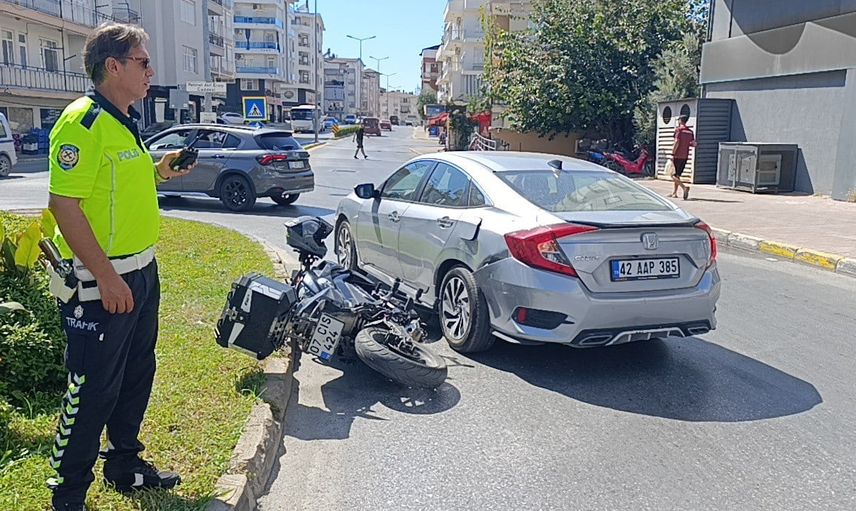 Manavgat’ta kavşakta yandan çarpma: motosiklet sürücüsü yaralandı
