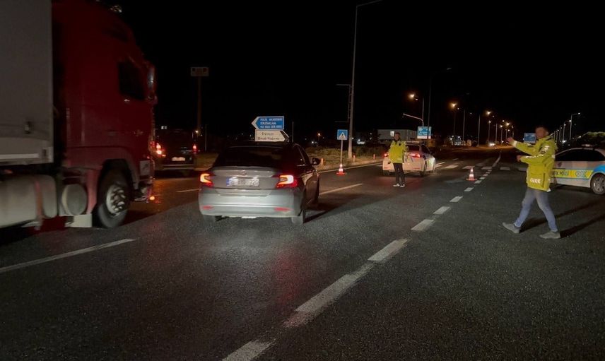 Sakaltutan'daki heyelan temizlendi, Erzincan-Sivas kara yolu yeniden açıldı