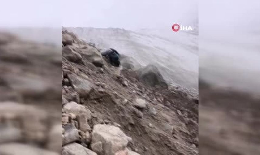 Ağrı Dağı'nda kampı sarsan kaya sürüşü: dağcılar son anda kurtuldu