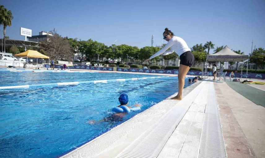 Mersin'de yaz sezonunu kapatan ücretsiz yüzme kurslarında 4 bin 200 katılımcı eğitim gördü
