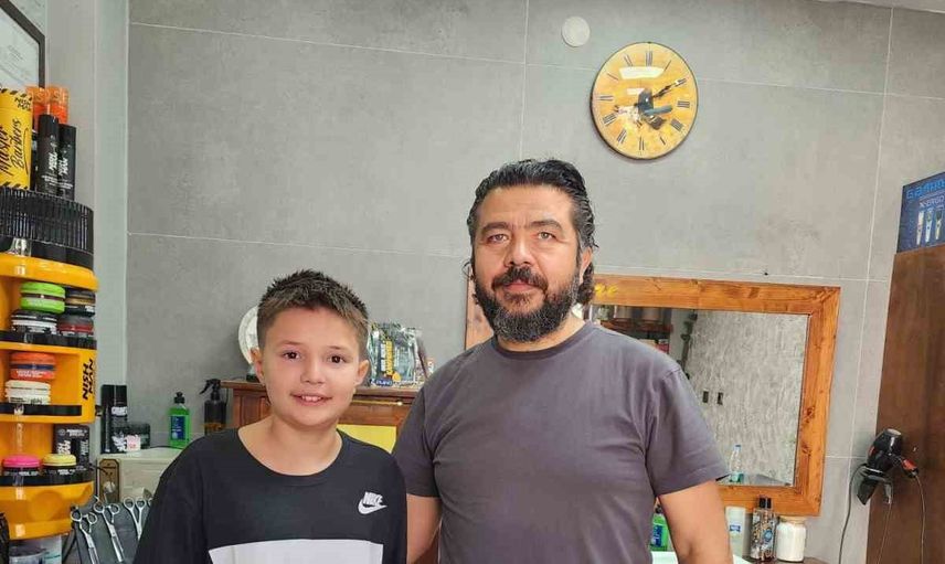 Traş sırası mutluluğu: berberin öğrencilere okul seti hediyesi