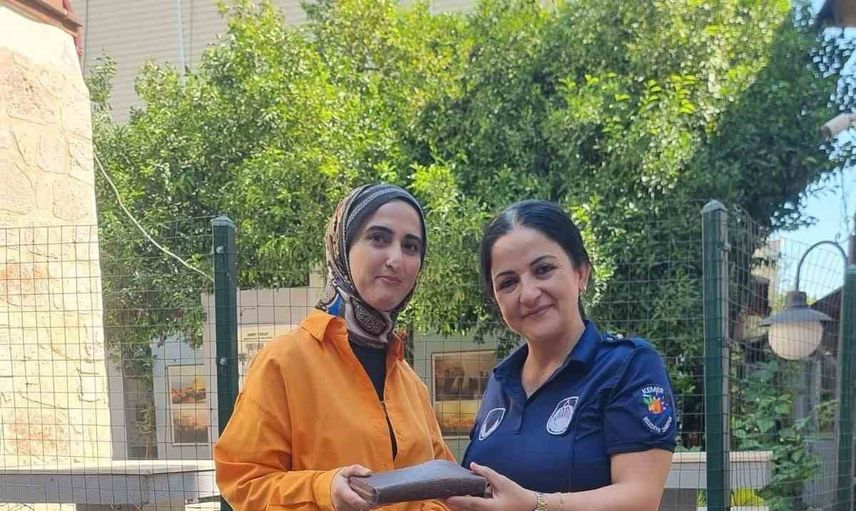 Parkta bırakılan cüzdan zabıta sayesinde sahibine kavuştu
