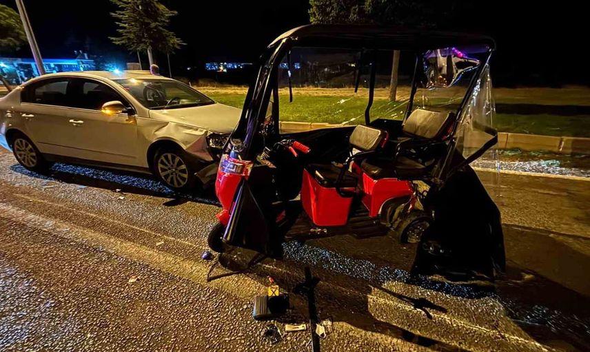 Tavşanlı'da Harmancık yolu üzerinde üç tekerlekli elektrikli bisiklete çarpma: iki yaralı
