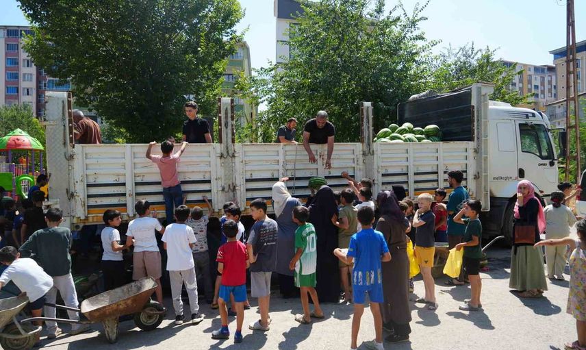 Hayırseverlerin desteğiyle Muş karpuzu 8 mahallede ücretsiz dağıtıldı