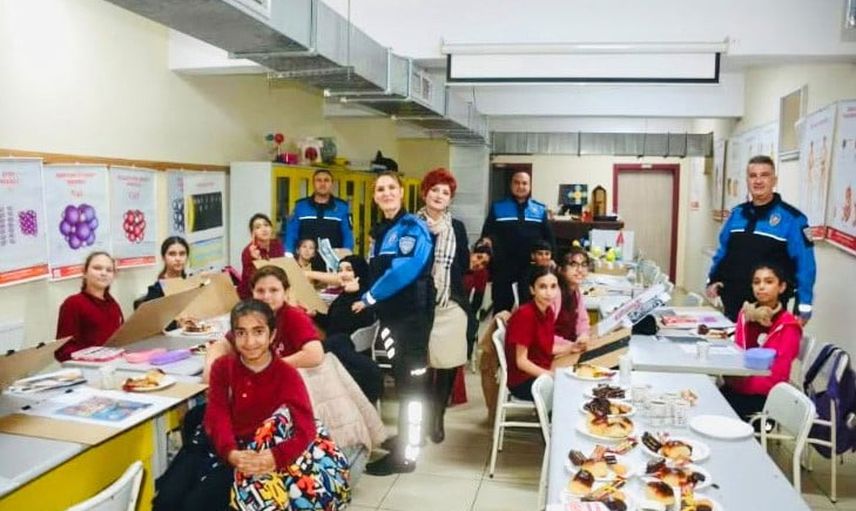 Bursa'da sanatla buluşan 20 öğrenci sertifikalarını aldı