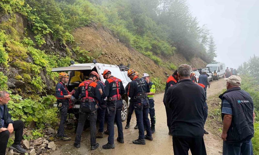Çamlıhemşin'de kayıp olarak aranan 86 yaşındaki sürücü aracının 600 metrelik uçurumda ölü bulundu