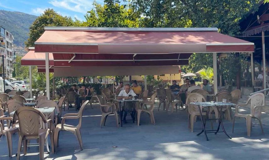 Manisa'da çay bahçesine yerleştirilen gizli kamera iddiası sonrası işletmeci gözaltına alındı