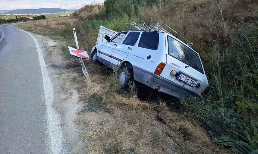 Hisarcık'ta direksiyon hakimiyeti kaybeden araç şarampole devrildi